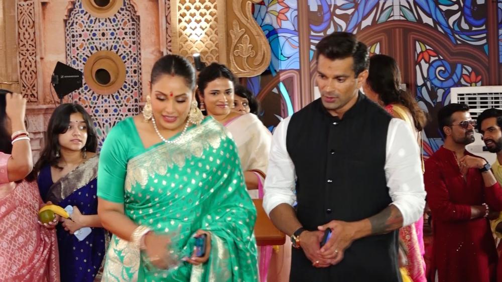 bipasha-basu-and-karan-singh-grover-celebrate-durga-puja-with-joy-and-devotion